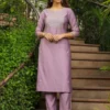 Set Kurta dritto ricamato in misto seta lavanda