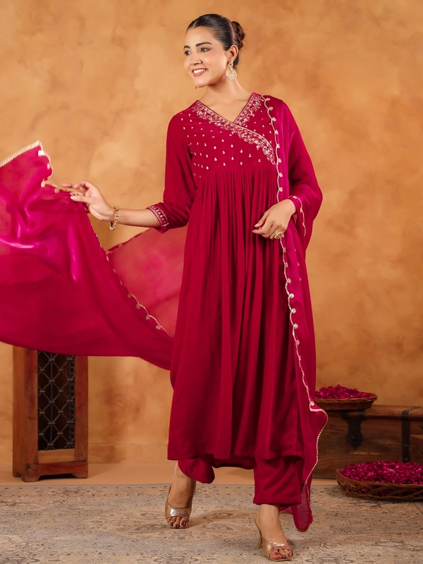 Set Kurta Anarkali ricamato in velluto rosa Zari