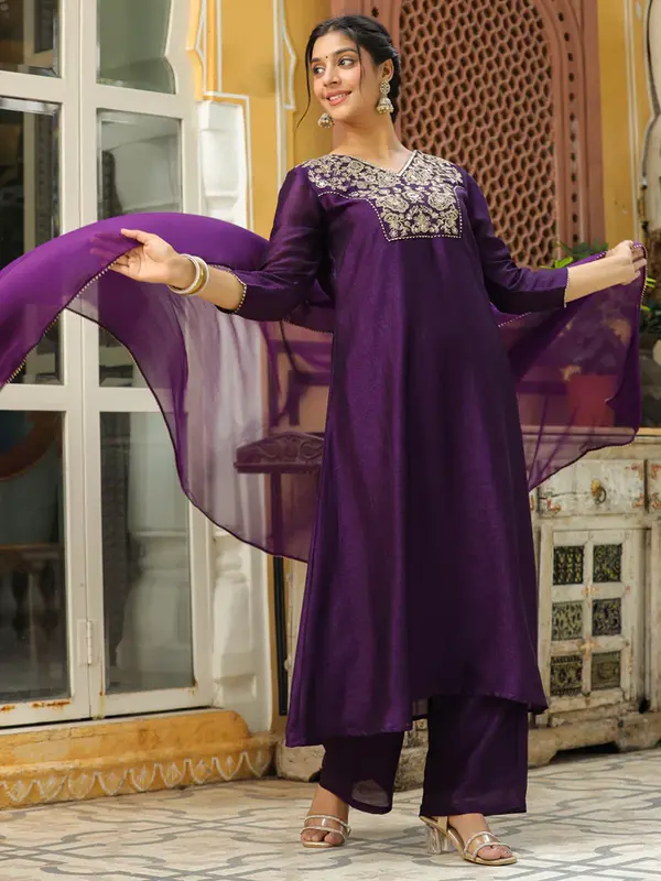 Completo Kurta a trapezio con carré ricamato in misto seta viola
