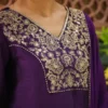 Completo Kurta a trapezio con carré ricamato in misto seta viola