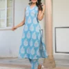 Completo Kurta dritto con pantaloni stampati in puro cotone azzurro cielo con motivi etnici