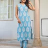 Completo Kurta dritto con pantaloni stampati in puro cotone azzurro cielo con motivi etnici