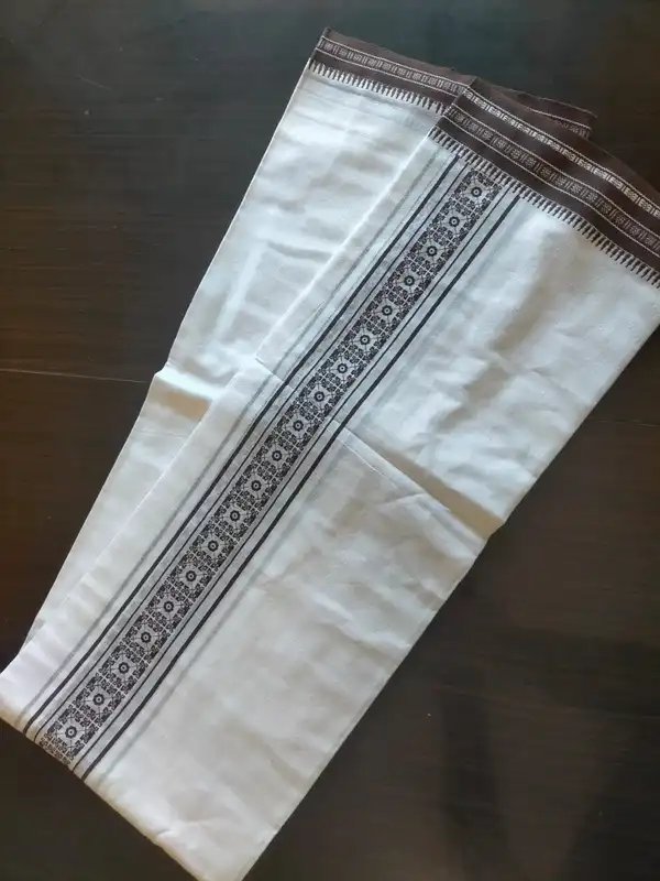 Singolo Mundu / Otta Mundu / Lungi stampato bianco e marrone (Kerala Dhoti dell’India meridionale)