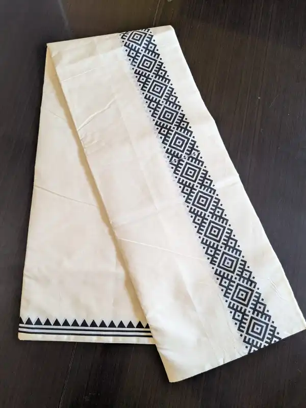 Puro cotone bianco sporco doppio Mundu con stampe a blocchi neri sul bordo (Kerala Dhoti dell’India meridionale)