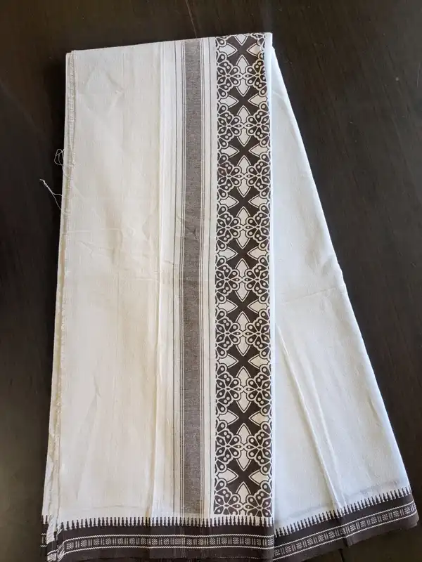Singolo Mundu / Otta Mundu / Lungi stampato bianco e marrone (Kerala Dhoti dell’India meridionale)