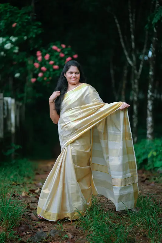 Sari in puro cotone con Kasavu e bordo intrecciato, Camicetta pronta