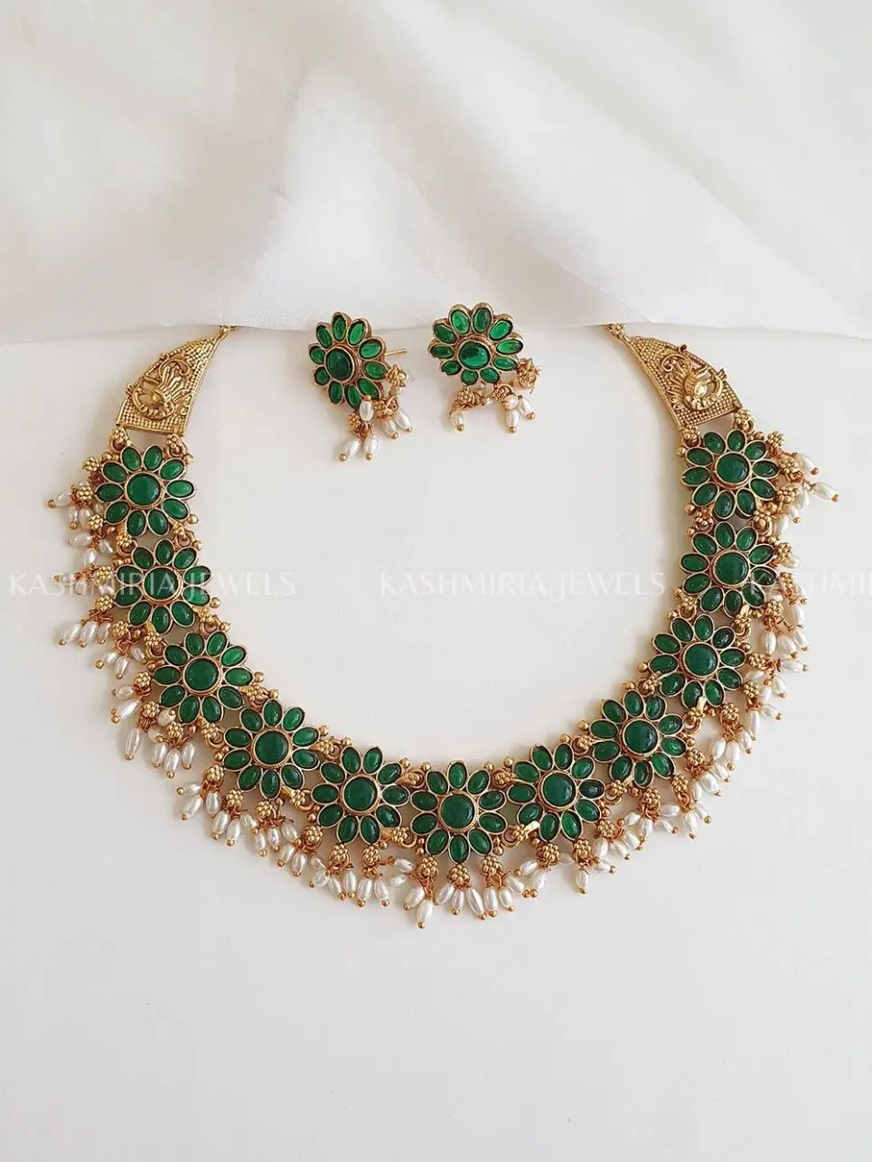 Collana con pietra verde