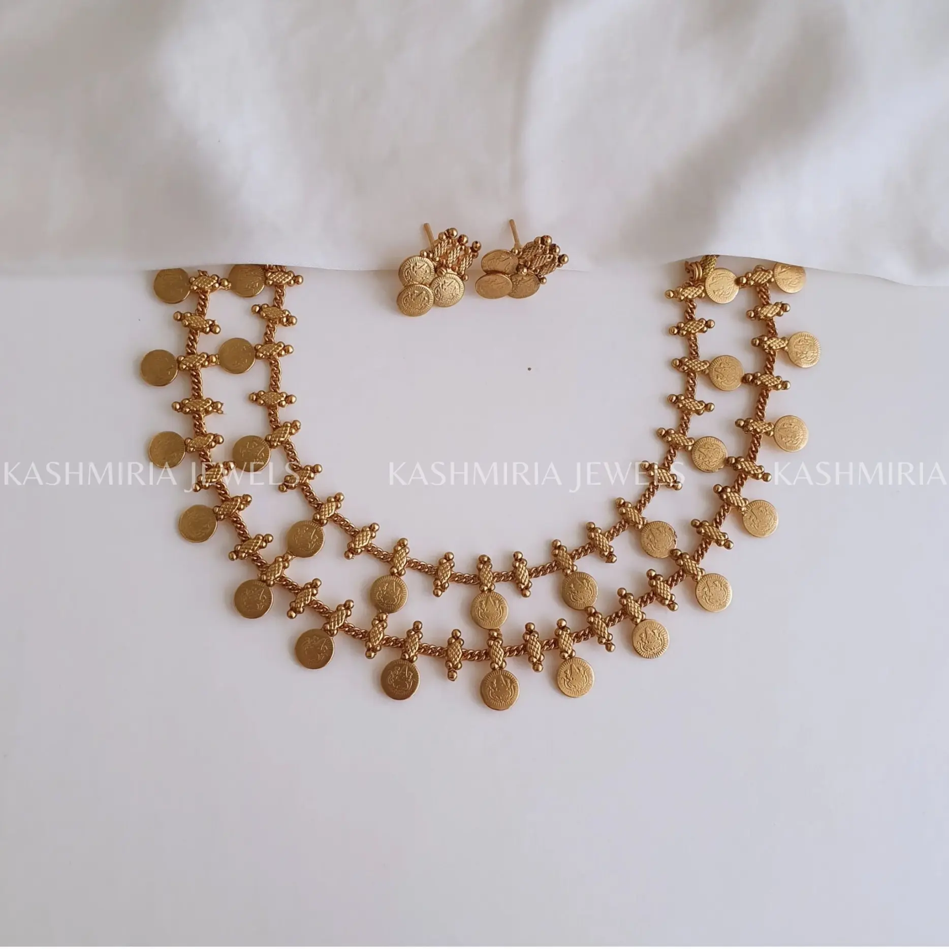 Collana a strati di monete