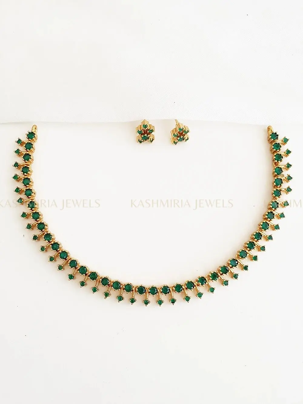 Collana con pietra verde