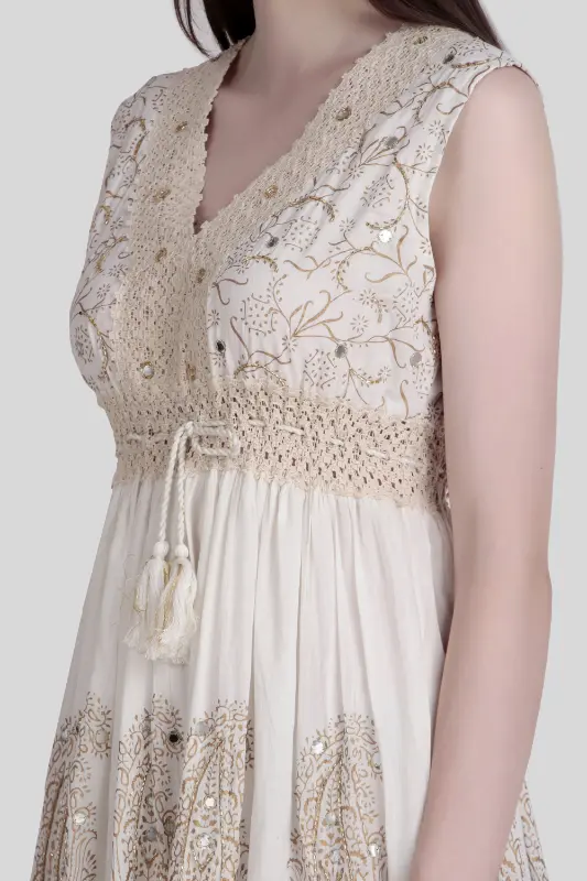 Abito Lungo Ricamato in Bianco Sporco – Eleganza Boho Naturale