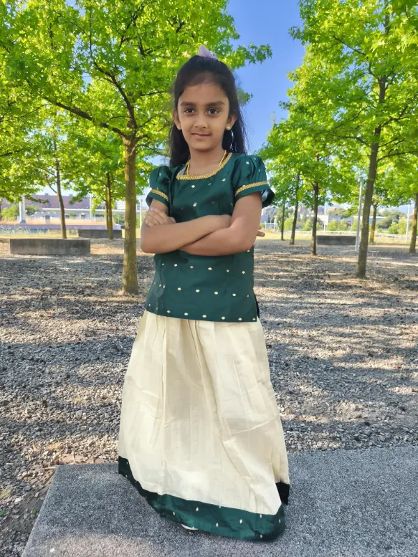 Kasavu Pattu Pavada e camicetta