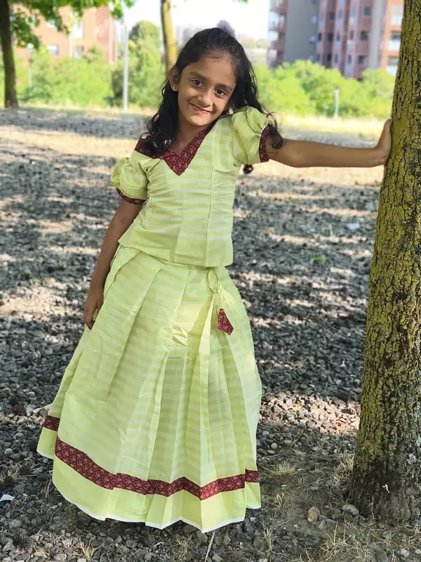 Kasavu Pattu Pavada e camicetta