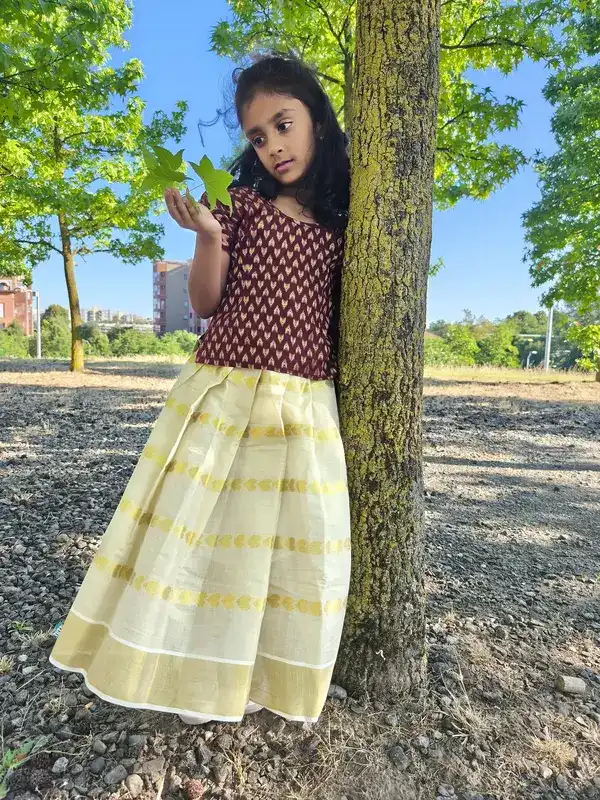 Kasavu Pattu Pavada e camicetta
