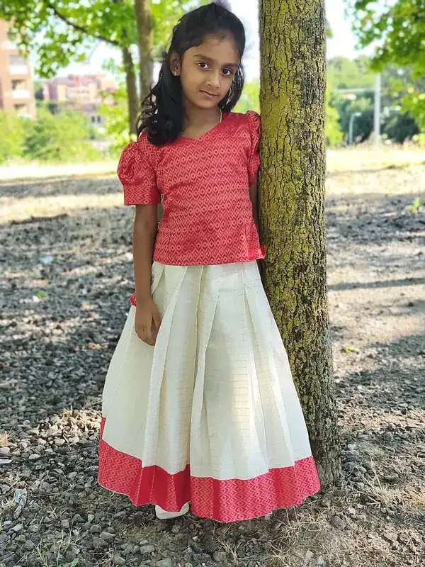 Kasavu Pattu Pavada e camicetta