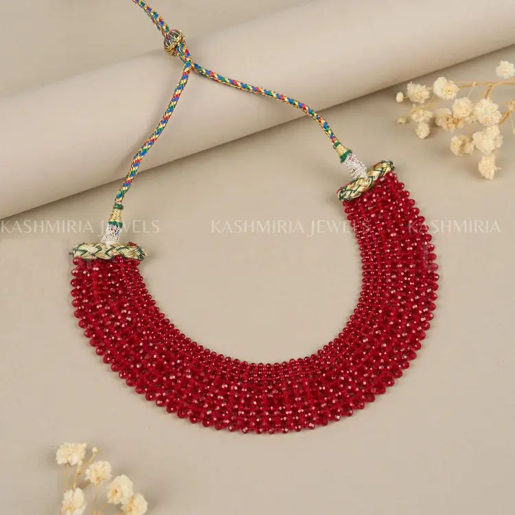 Collana a strati con perle di cristallo idroelettrico