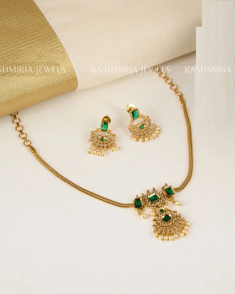 Collana a strati con perle di cristallo idroelettrico