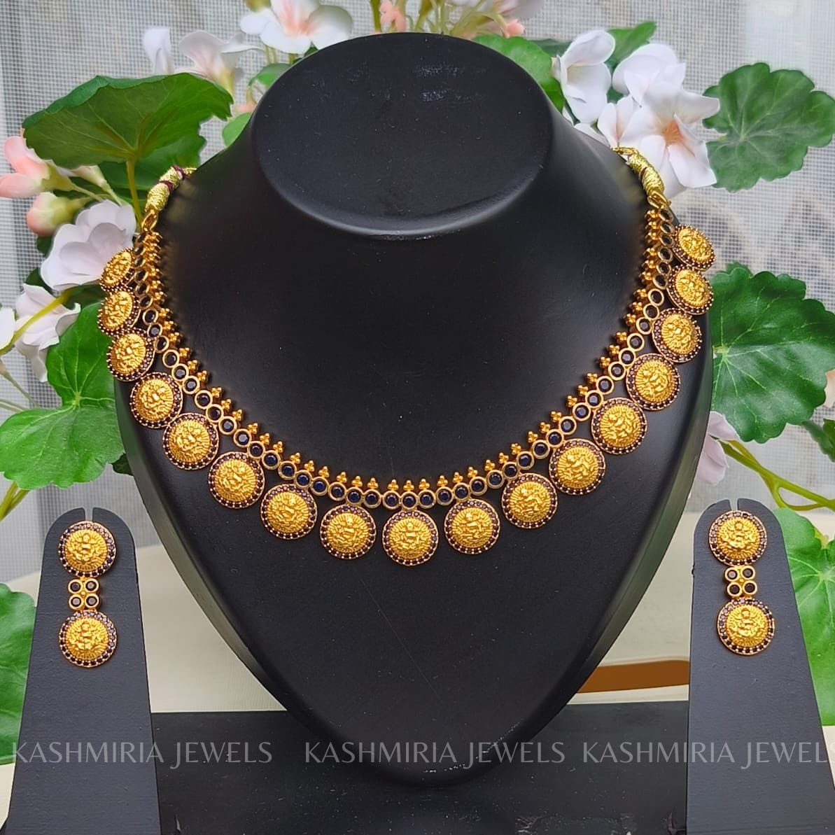Collana elegante con pietre blu