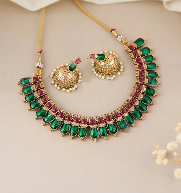 Collana tradizionale verde rubino ispirata al Nagapadam