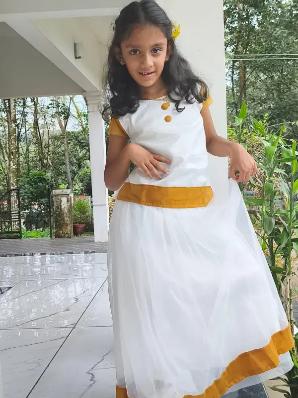 Kasavu Pattu Pavada e camicetta