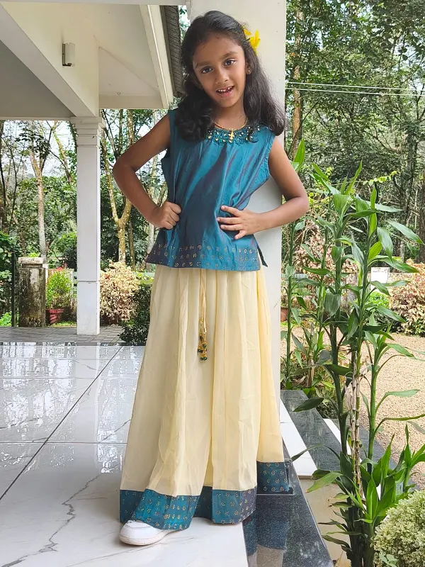 Kasavu Pattu Pavada e camicetta