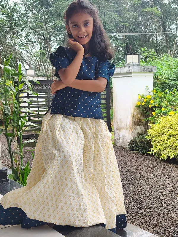Kasavu Pattu Pavada e camicetta