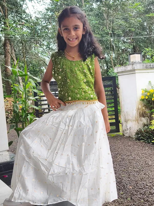 Kasavu Pattu Pavada e camicetta