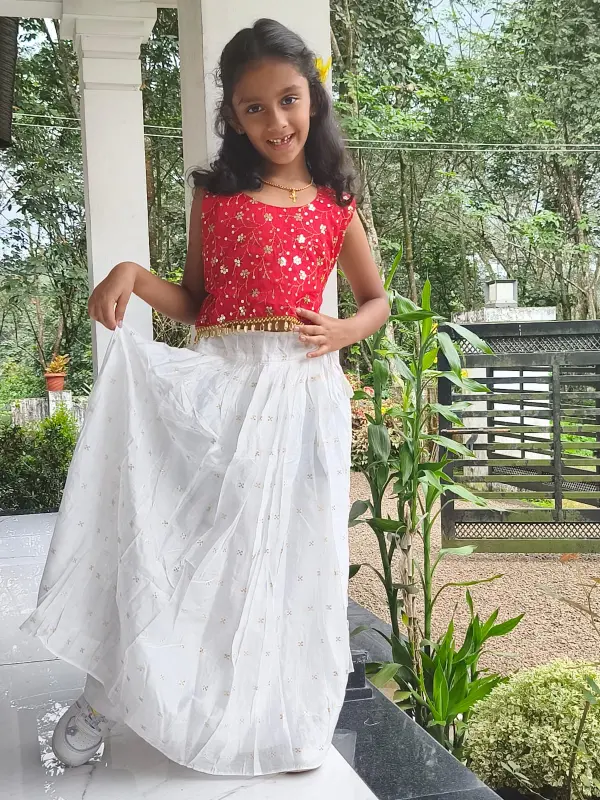 Kasavu Pattu Pavada e camicetta
