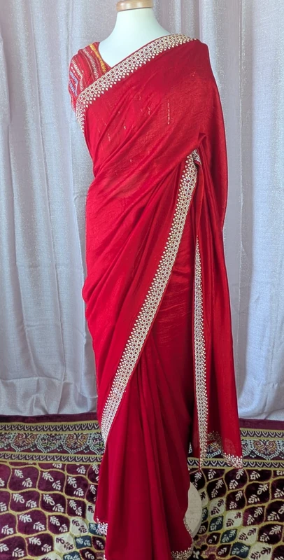 Sari da festa in seta rosso con bordo da pietre