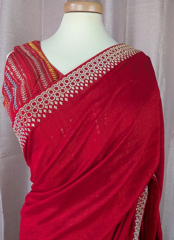 Sari da festa in seta rosso con bordo da pietre