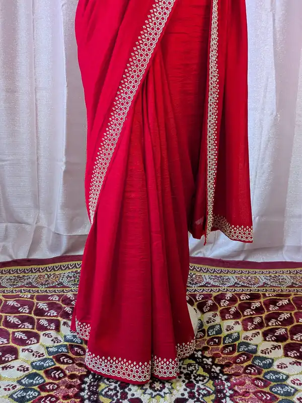 Sari da festa in seta rosso con bordo da pietre