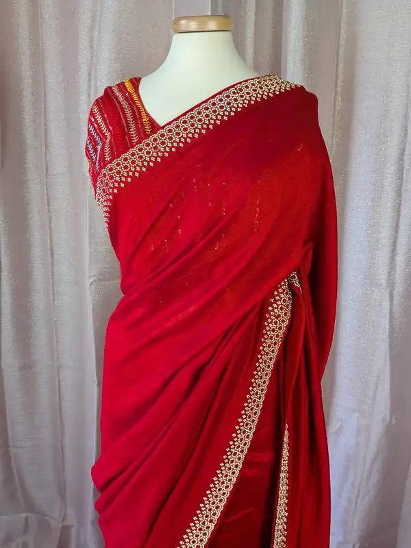 Sari da festa in seta rosso con bordo da pietre