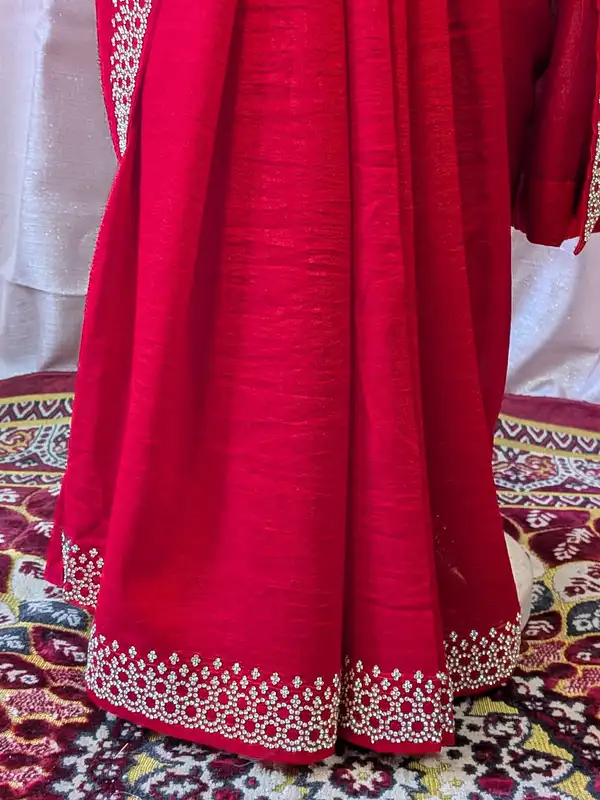 Sari da festa in seta rosso con bordo da pietre