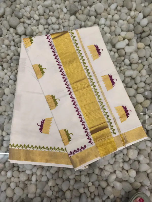 Kerala Kasavu Set Sari con ricamo di loto, camiceta pronta