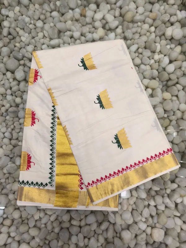 Kerala Kasavu Set Sari con ricamo di loto, camiceta pronta