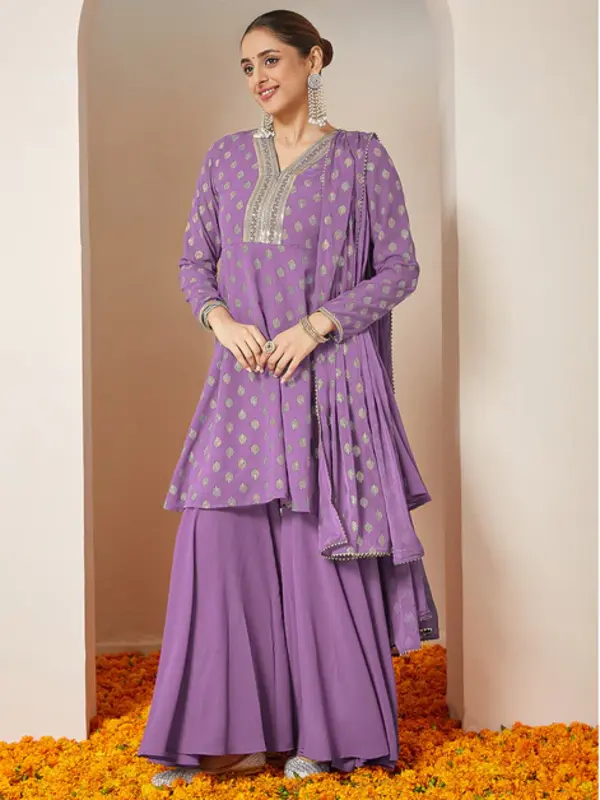 Kurta a trapezio in georgette viola con stampa dorata e set Sharara e Dupatta