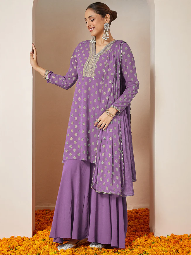 Kurta a trapezio in georgette viola con stampa dorata e set Sharara e Dupatta