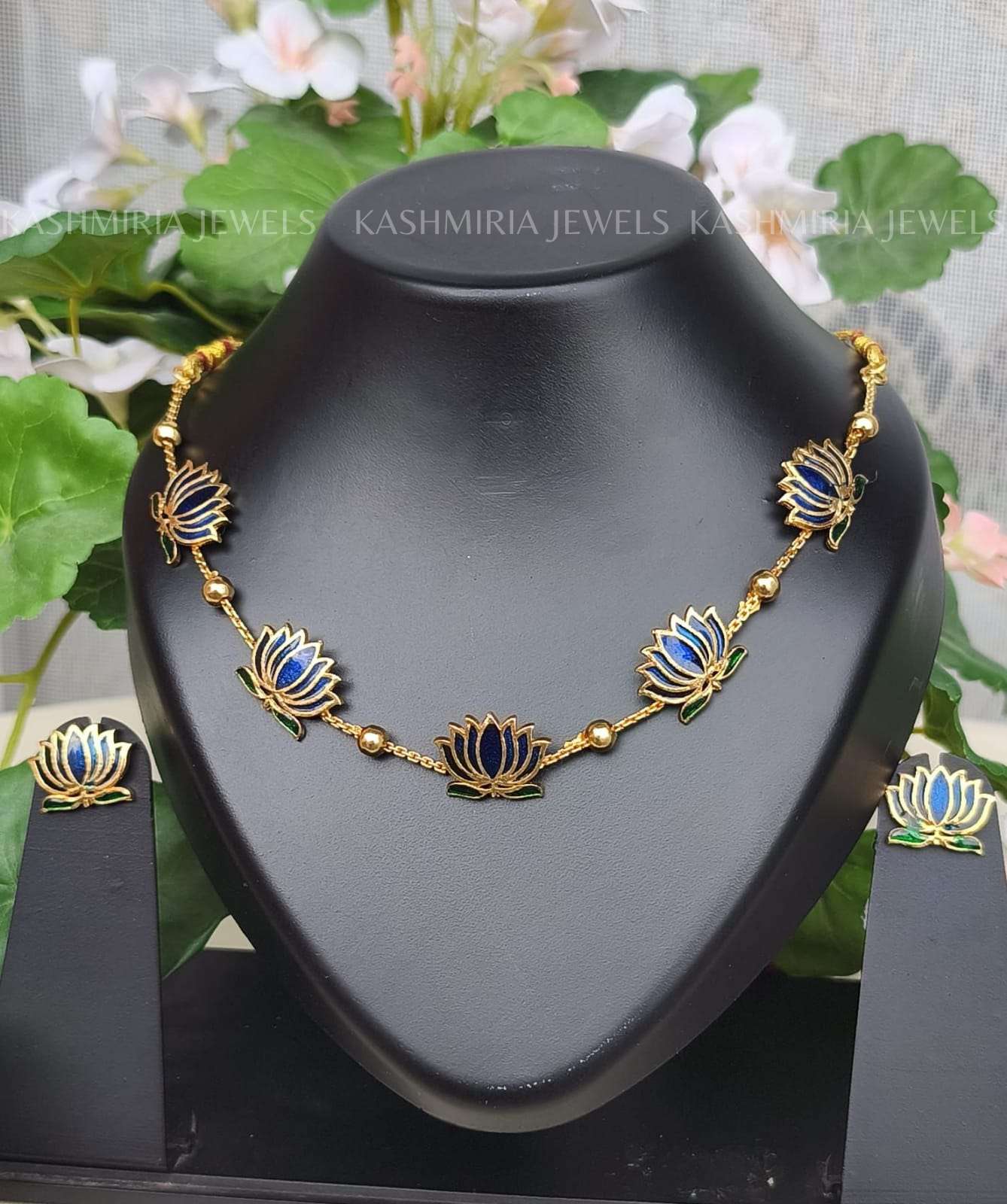 Collana girocollo loto blu