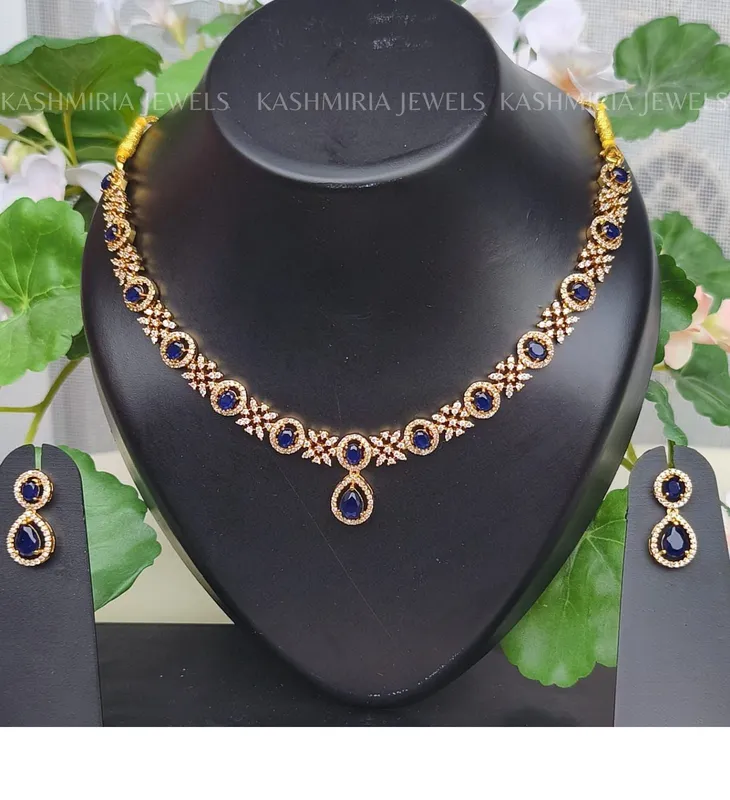 Collana con pietra AD blu