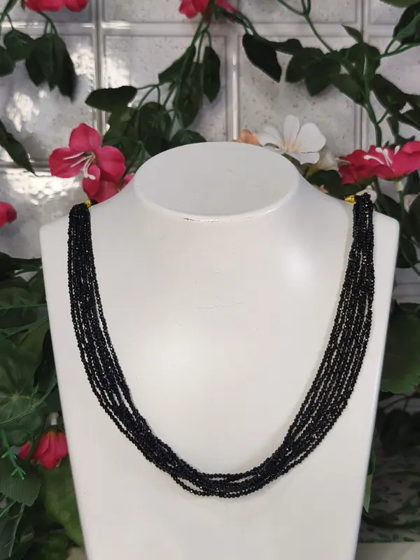 Collana multifili a perline nera