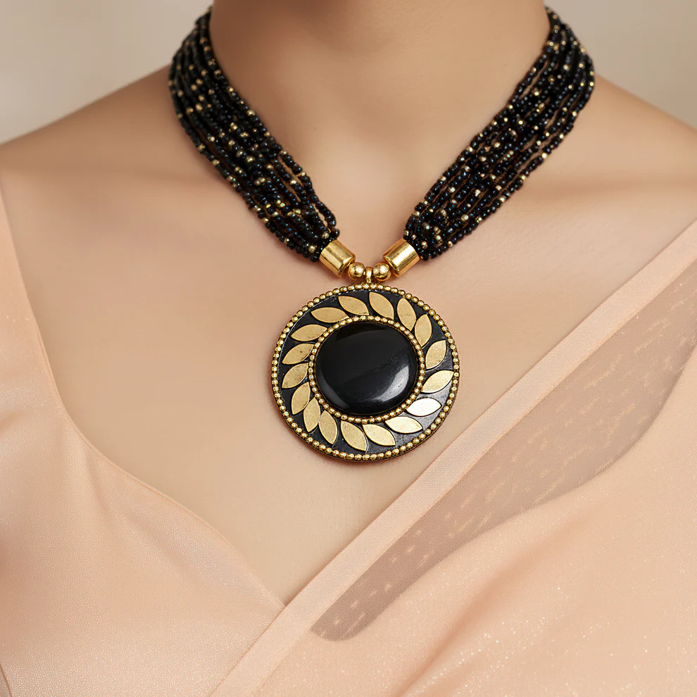 Collana con ciondolo antico in nero