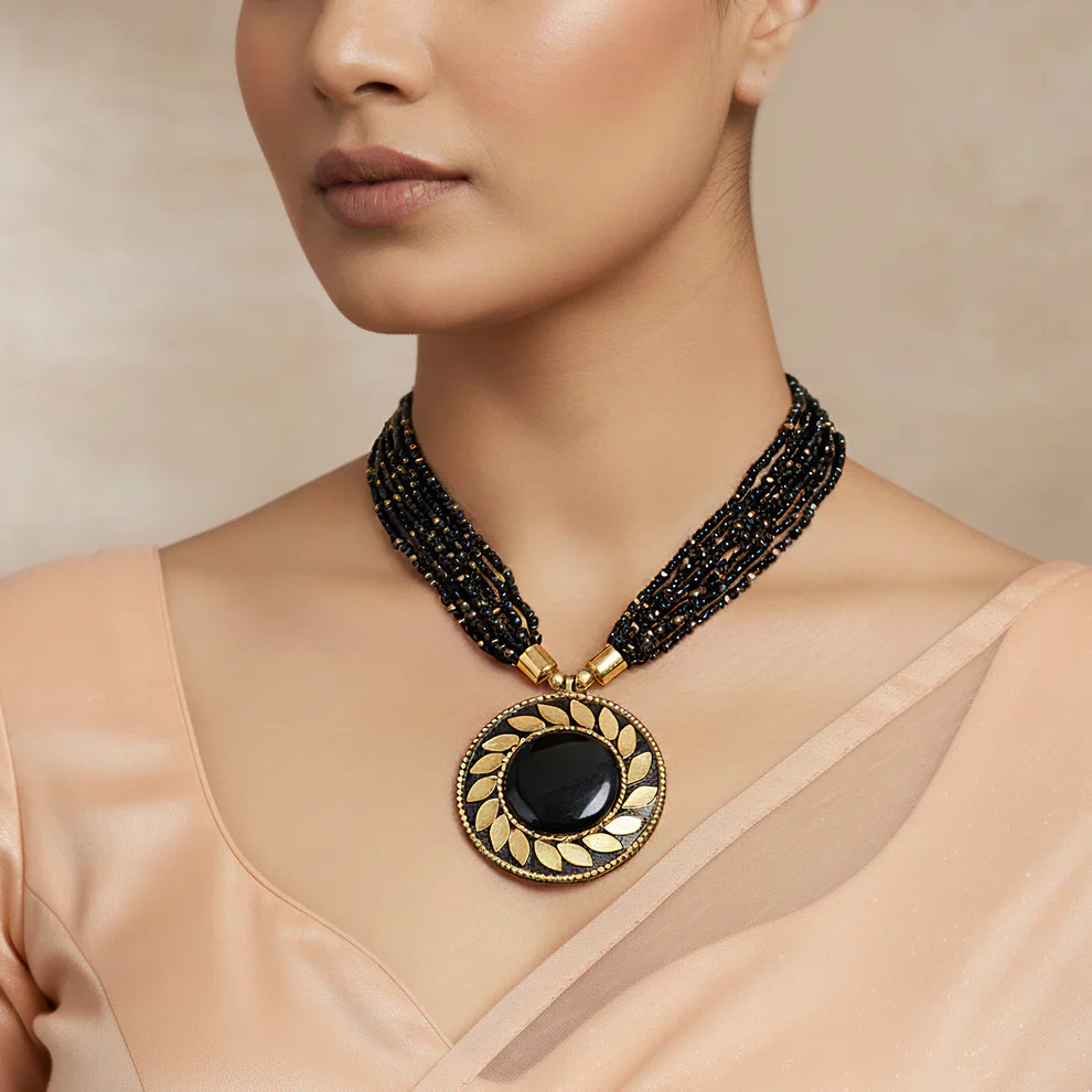 Collana con ciondolo antico in nero - immagine 4