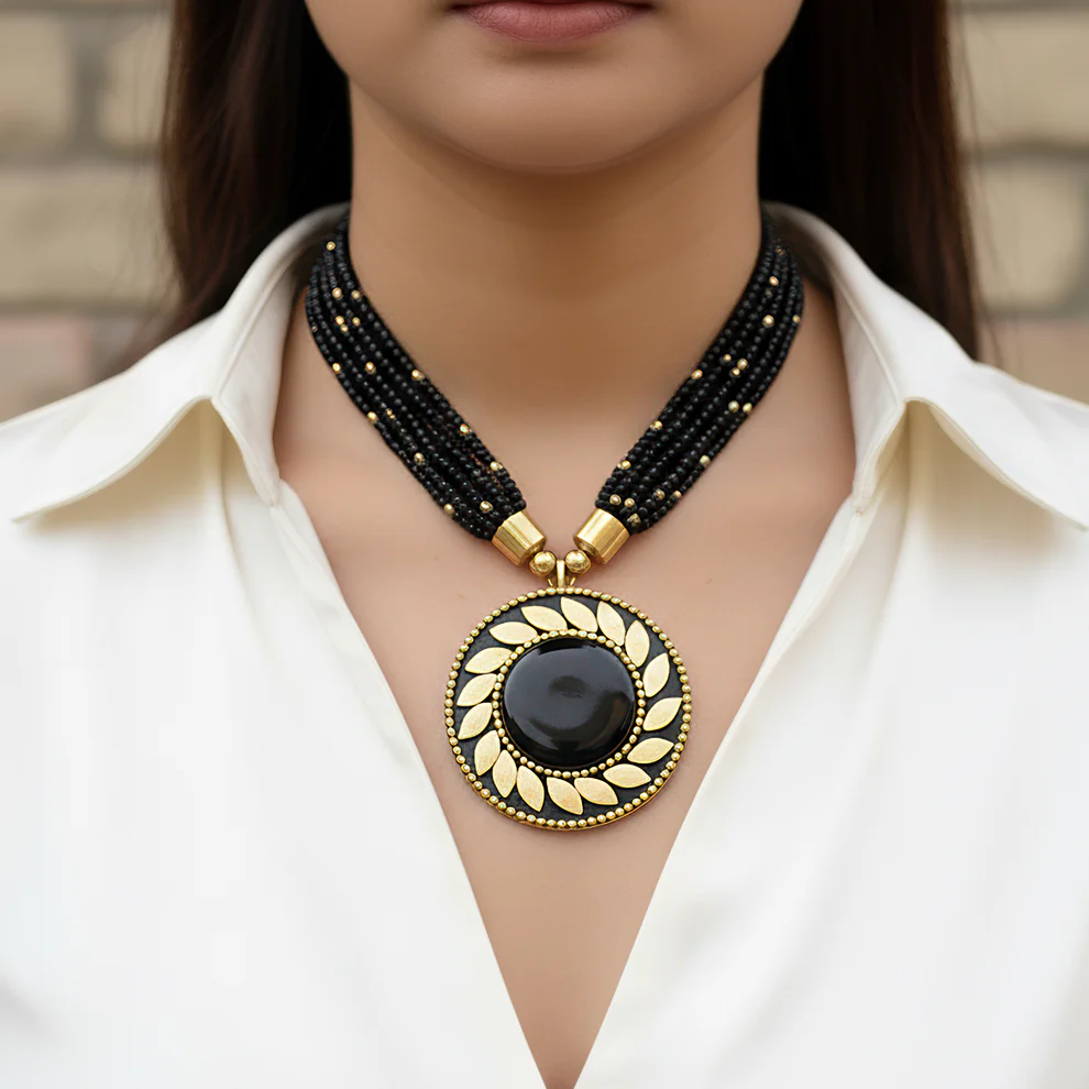 Collana con ciondolo antico in nero - immagine 5