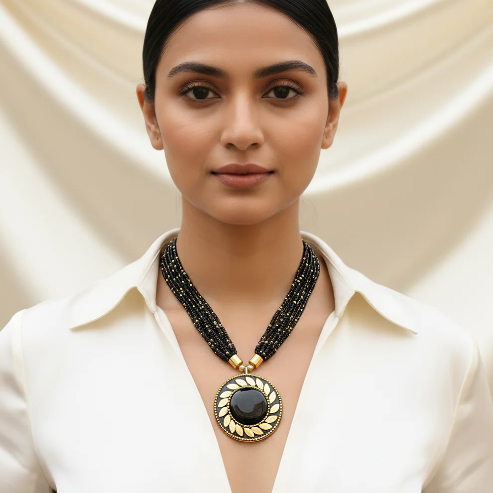 Collana con ciondolo antico in nero - immagine 2