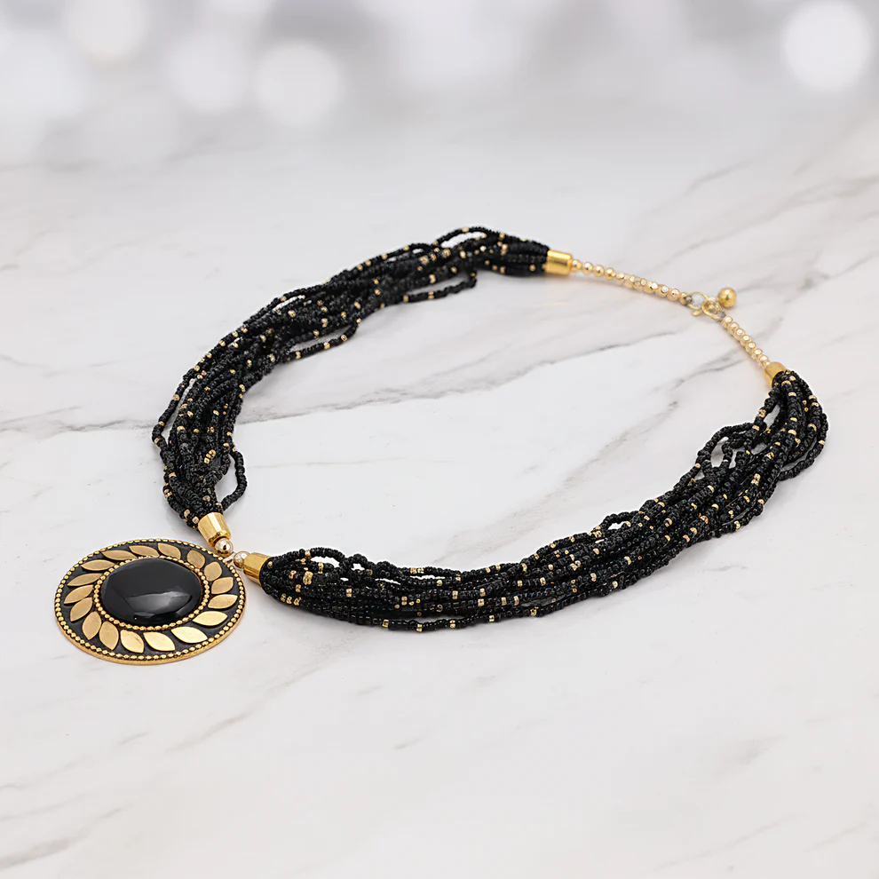 Collana con ciondolo antico in nero - immagine 3