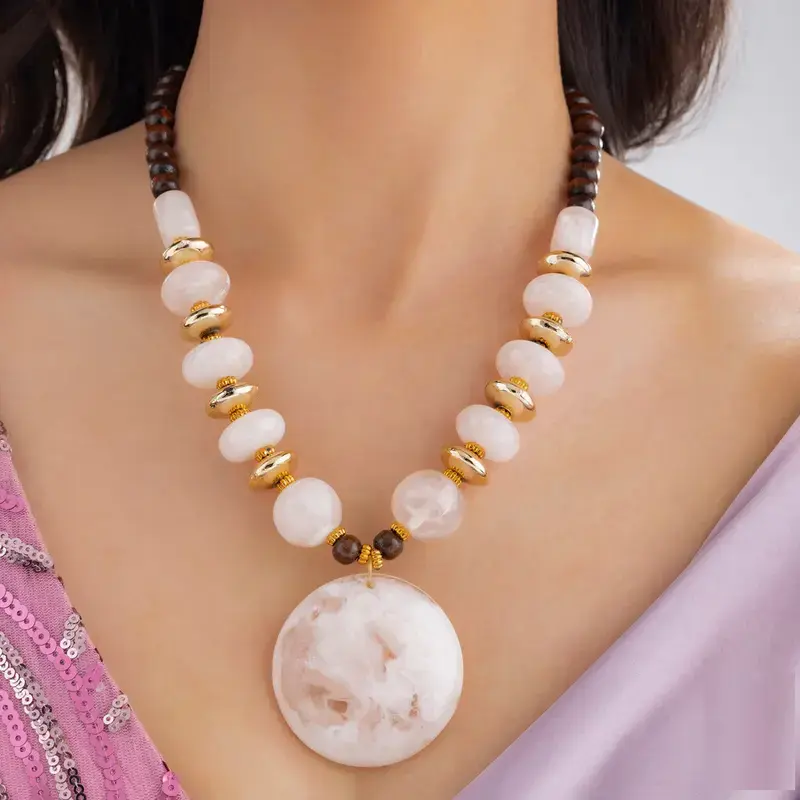 Set di collana con perline e resina e orecchini beige