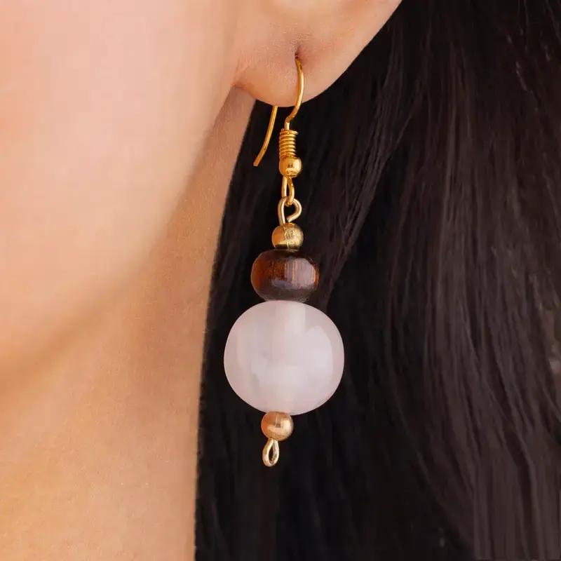 Set di collana con perline e resina e orecchini beige