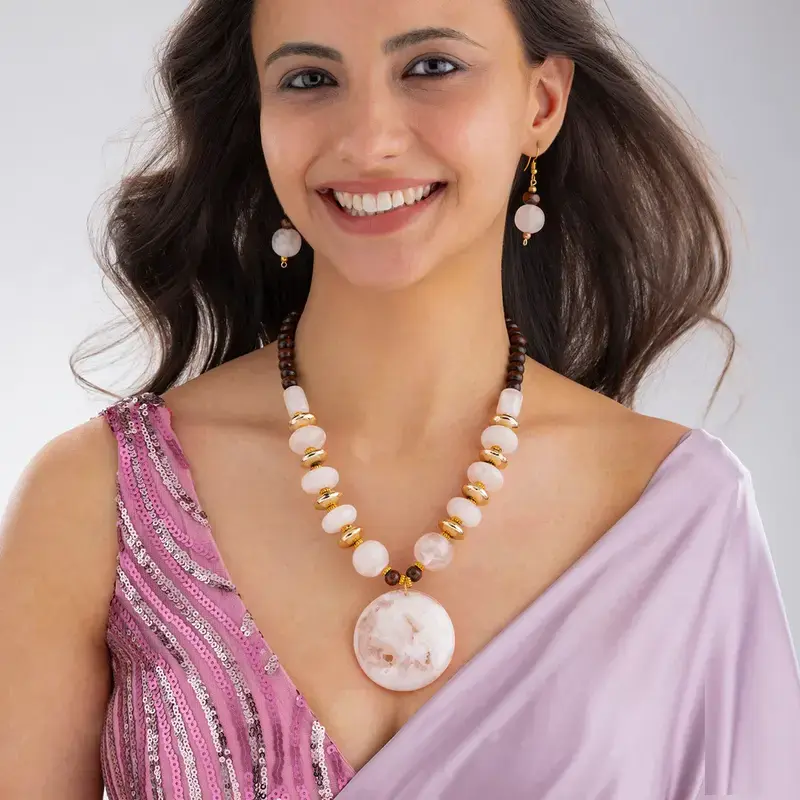 Set di collana con perline e resina e orecchini beige