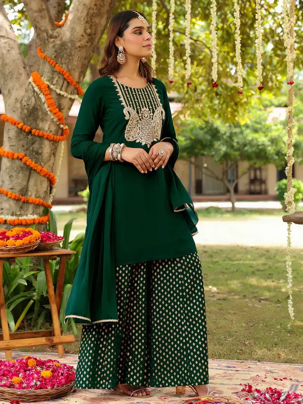 Kurta dritto ricamato in georgette verde scuro con set Sharara e Dupatta