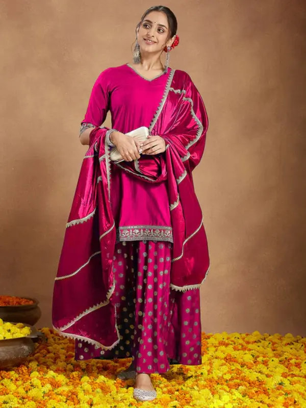Kurta dritto decorato in misto seta rosa con set Sharara e Dupatta