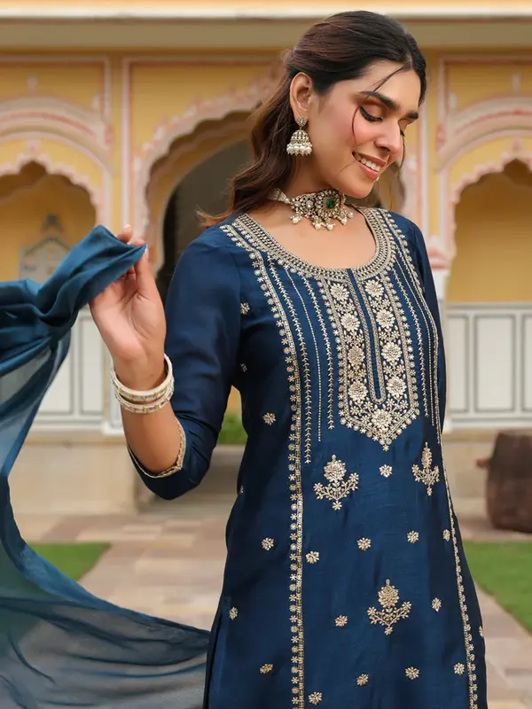 Set Kurta dritto ricamato in misto seta blu acqua con motivo Zari